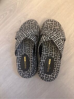 Fashion Nova Black & White Geometric Slide Sandals